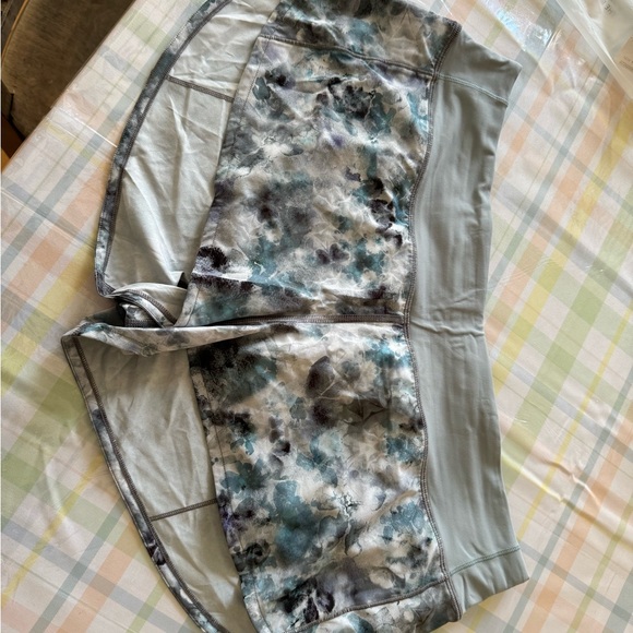 Lululemon Speed up shorts 2.5 lined pink camo and grey flower pattern available - Picture 9 of 11